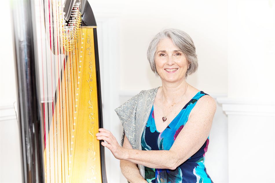 Oona Linnett - Harpist